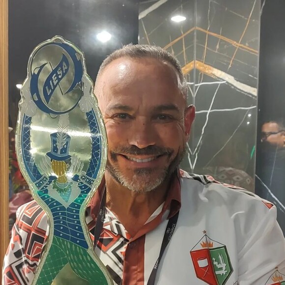 Hugo Gross conta que foi atrás do ator na rua de Copacabana onde ele tem vendido cerveja. Ele se deparou com um fotógrafo munido de uma câmera