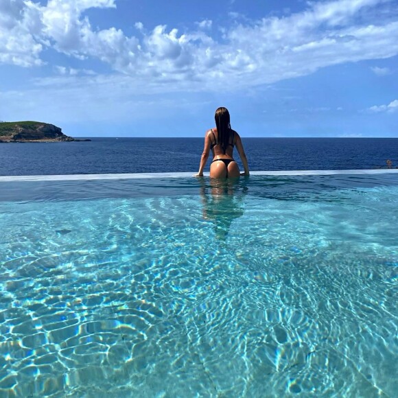 Giovanna Ewbank compartilhou uma foto mostrando os detalhes de seu bumbum enquanto usava um biquíni PP