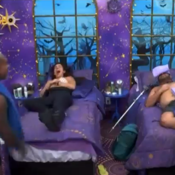 No 'BBB 24', Rodriguinho afirmou que logo, logo a produção vai 'colocar' uma mordaça em Yasmin Brunet por ela comer tanto