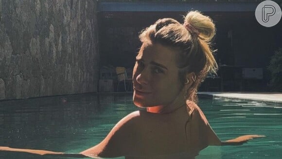 Carolina Dieckmann curte dia de verão e faz topless ousado em piscina