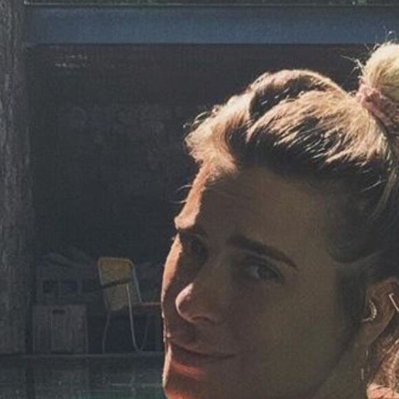 Carolina Dieckmann curte dia de verão e faz topless ousado em piscina