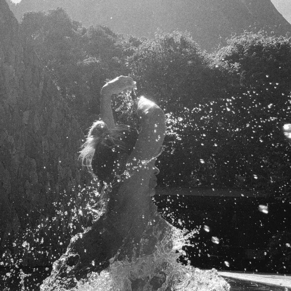 Carolina Dieckmann fez um topless ousadíssimo em fotos e se 'cobriu' apenas com a água