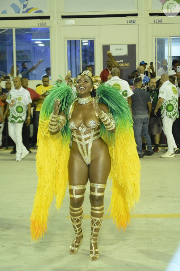 Iza já foi rainha de bateria na Sapucaí no ano de 2022 e em 2024 a cantora fará uma nova estreia no Carnaval