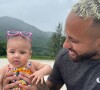 Neymar posa com Mavie em praia
