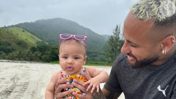 Neymar posa com Mavie em praia