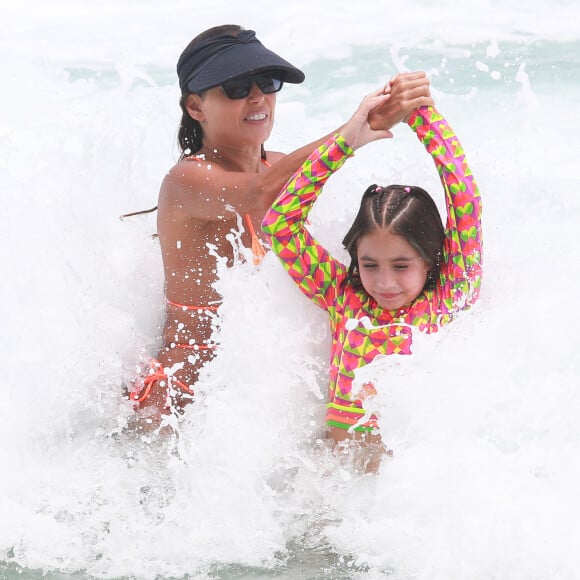 Maria Flor tem 8 anos e é filha de Deborah Secco com Hugo Moura