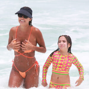 Deborah Secco escolheu a praia da Barra da Tijuca para aproveitar o sábado ao lado da filha