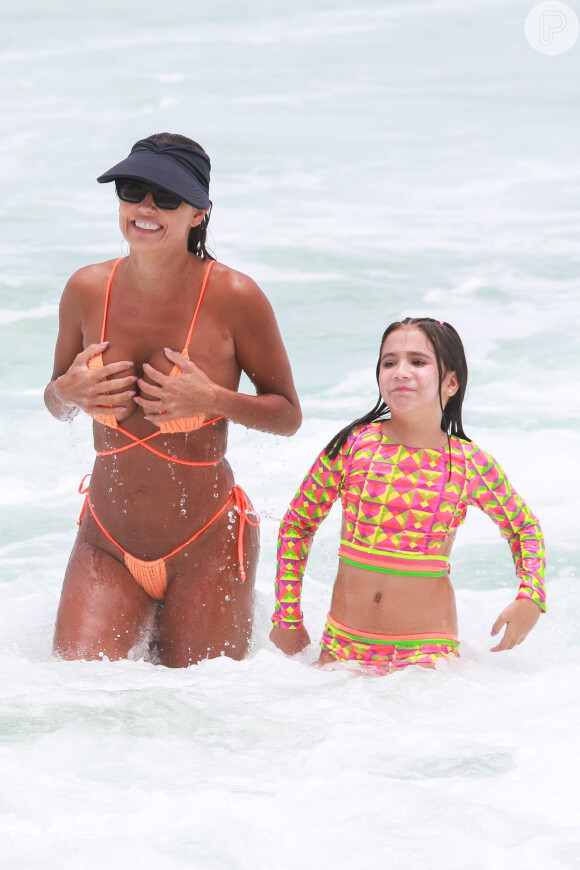 Deborah Secco escolheu a praia da Barra da Tijuca para aproveitar o sábado ao lado da filha