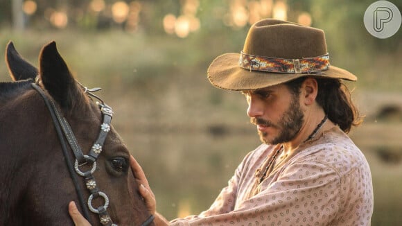 Rachid (Gabriel Sater)se depara com José Inocêncio (Humberto Carrão) pendurado na árvore e fica em choque nos primeiros capítulos de Renascer