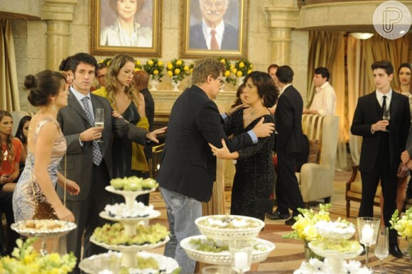 Ao chegar bêbado no noivado da filha, Felipe (Edson Celulari) tropeça e cai nos braços de Roberta (Glória Pires), em 'Guerra dos Sexos'