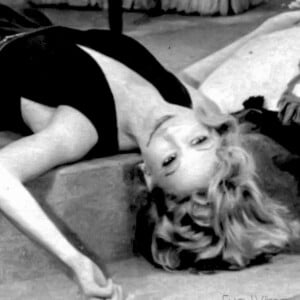 Em Mulheres de Areia, de 1973, Raquel (Eva Wilma) morreu com um tiro no peito, diferente de Raquel (Glória Pires), de 1993, que morreu em acidente de carro.