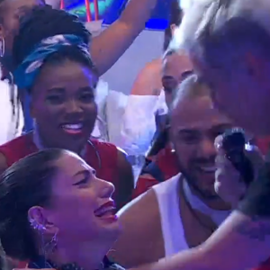 Na festa do 'BBB 24', Fernanda é abraçada por Rogério Flausino