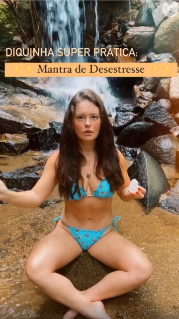 Mari Bridi até ensina mantras para seus fãs em vídeos de biquíni na cachoeira!