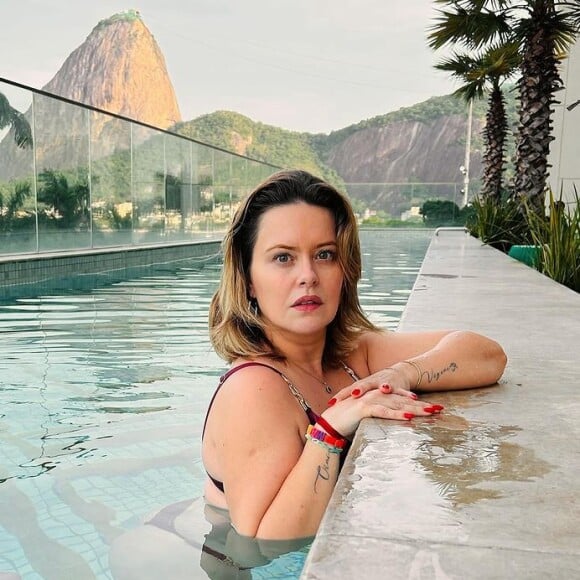 Mari Bridi é apaixonada por piscinas e sempre que pode publica registros tomando um solzinho. Olha essa vista!