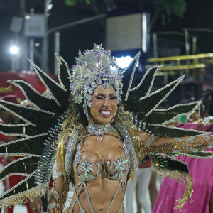 Carnaval 2024: Tati Minerato fez lipoaspiração e próteses de silicone em 2020