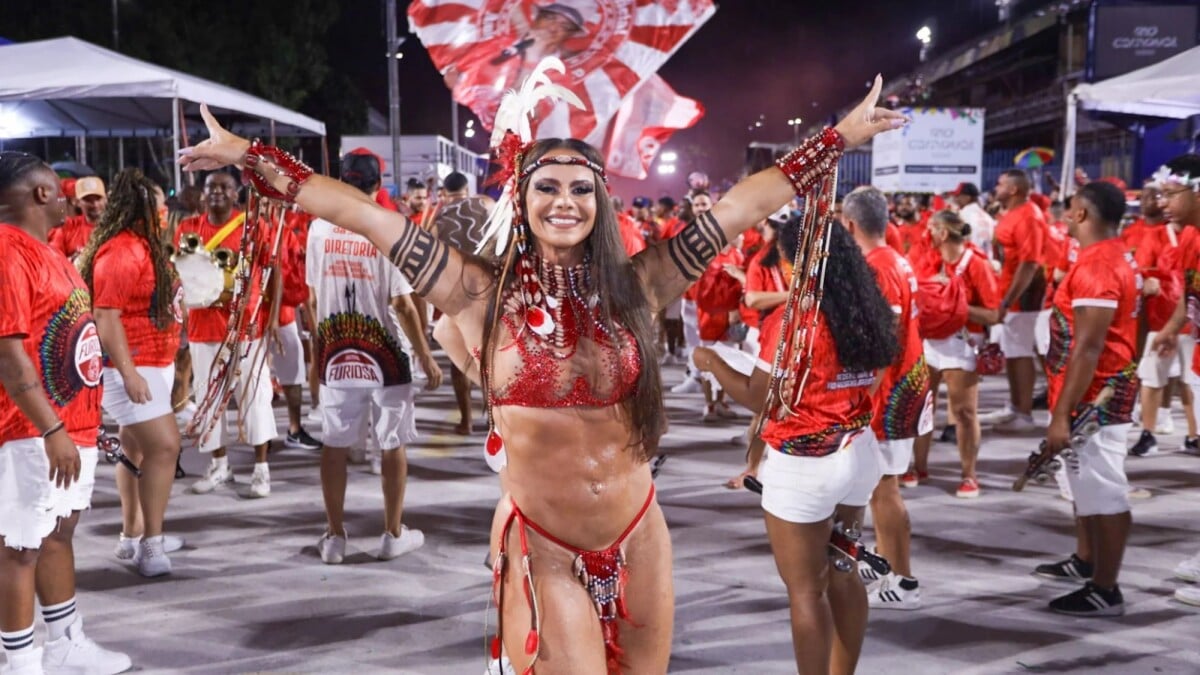 Foto: Carnaval 2024: Viviane Araujo trocou as próteses dos seios e fez uma  lipoaspiração na gordura da cicatriz da cesárea - Purepeople