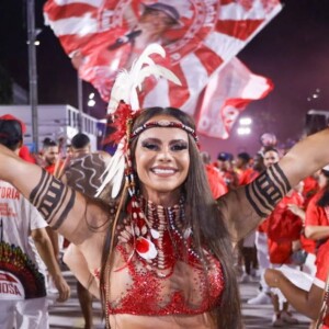 Carnaval 2024: Viviane Araujo trocou as próteses dos seios e fez uma lipoaspiração na gordura da cicatriz da cesárea