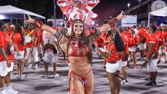Carnaval 2024: Viviane Araujo trocou as próteses dos seios e fez uma lipoaspiração na gordura da cicatriz da cesárea