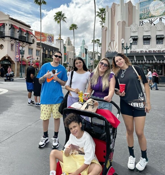Simony e os filhos estão na Disney e Anthony confundiu internauta ao aparecer sentado em carrinho: 'Carrinho de bebê?'