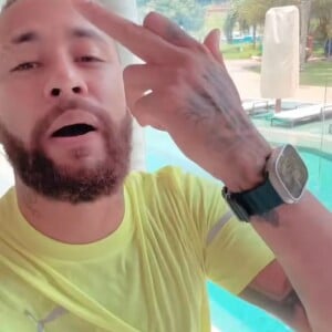 Neymar ainda mostrou o dedo do meio para a câmera e debochou dos comentários que vem recebendo
