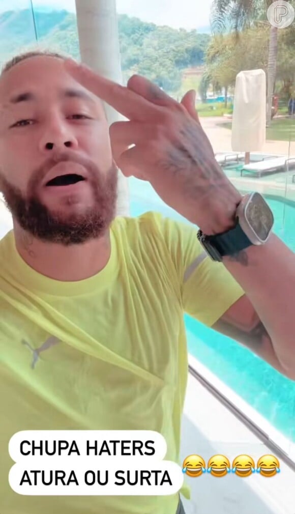 Neymar ainda mostrou o dedo do meio para a câmera e debochou dos comentários que vem recebendo