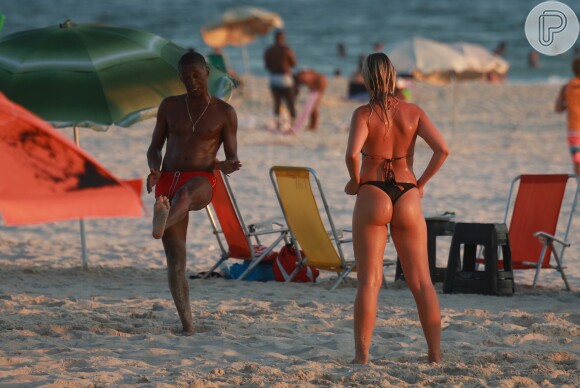 A namorada de Romário tem 19 anos e mora em Niterói. O casal esteve recentemente em Aruba, no Caribe, onde curtiu uns dias de descanso com as filhas do ex-jogador