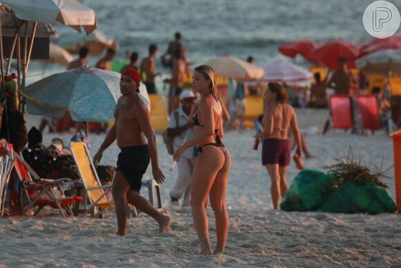 Romário reservou a tarde de sol desta segunda-feira, 19 de janeiro de 2015, para jogar futevôlei na praia da Barra, Zona Oeste do Rio de Janeiro