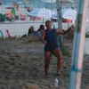 Aos 48 anos, Romário mostrou muita disposição jogando futevôlei com os amigos na praia da Barra da Tijuca