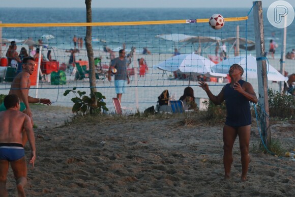 Romário jogou futevôlei com um grupo de amigos enquanto a namorada, Dixie Pratt jogava altinha na areia com as amigas