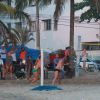 Romário jogou futevôlei com um grupo de amigos enquanto a namorada, Dixie Pratt jogava altinha na areia com as amigas