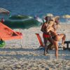 Dixie Pratt, namorada de Romário, exibiu o corpão com um biquíni fio-dental enquanto praticava esporte na praia da Barra da Tijuca