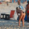 Dixie Pratt, namorada de Romário, exibiu o corpão com um biquíni fio-dental enquanto praticava esporte na praia da Barra da Tijuca
