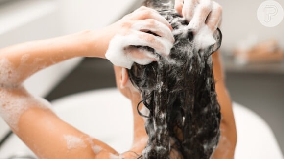 Cabelo oleoso: Saiba qual shampoo ter na sua rotina de cuidados com os cabelos!