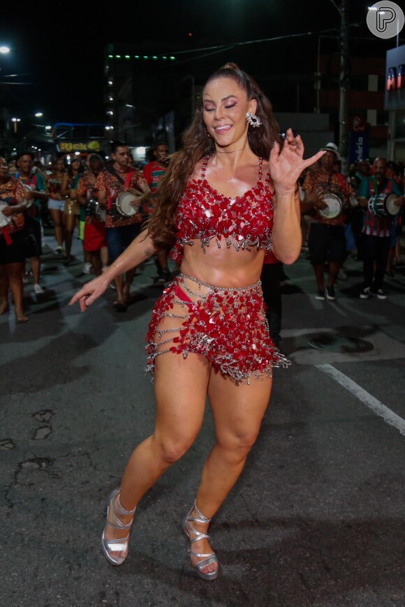 Paolla Oliveira escolheu um look com recortes estratégicos para o ensaio de rua da Grande Rio rumo ao carnaval 2024