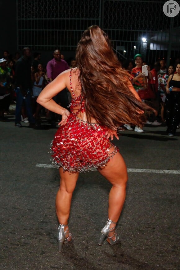 Paolla Oliveira usou look transparente em mais um ensaio da Grande Rio para o carnaval 2024