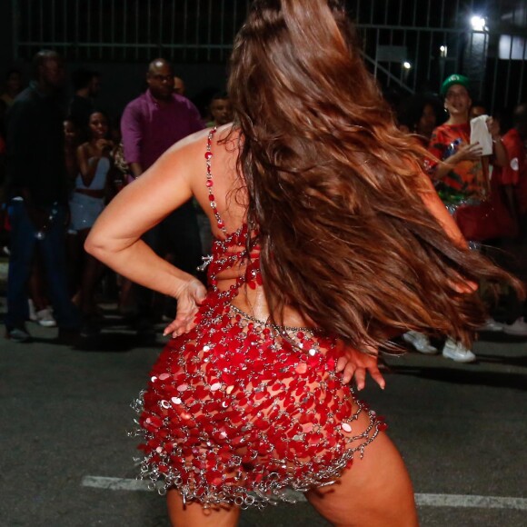 Paolla Oliveira usou look transparente em mais um ensaio da Grande Rio para o carnaval 2024