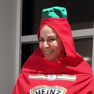 Fabiana Justus também compartilhou fotos divertidas de Si, que se fantasiou diversas vezes no quarto do hospital