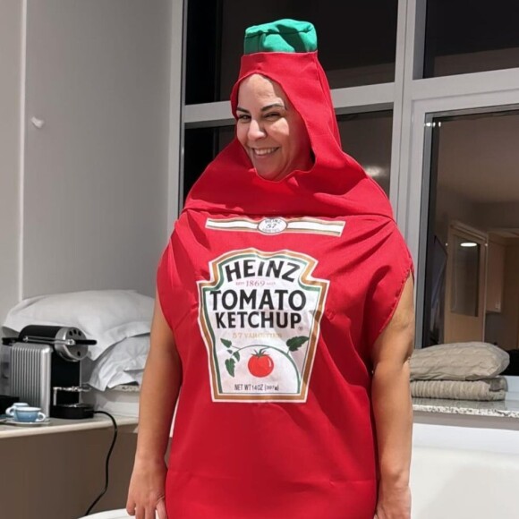 Fabiana Justus também compartilhou fotos divertidas de Si, que se fantasiou diversas vezes no quarto do hospital