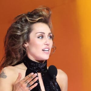 Miley Cyrus ganhou seu primeiro Grammy com a música 'Flowers'