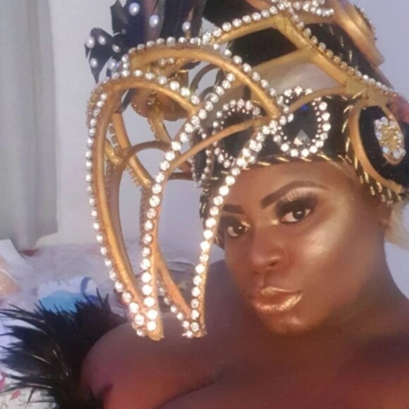 Jojo Todynho fez questão de mostrar os detalhes de sua fantasia nas redes sociais, que teve um chapéu bem diferente