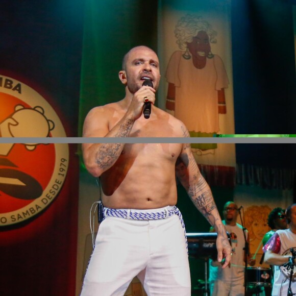 Diogo Nogueira exibiu corpo sarado ao cantar sem camisa
