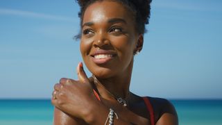 Protetor solar em bastão! Confira 3 opções que são tendência para o verão