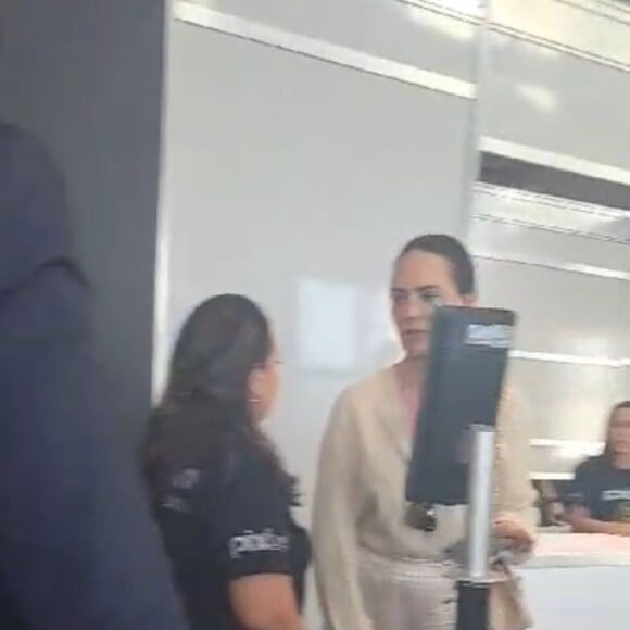 Segundo informações do colunista Daniel Nascimento, do jornal 'O Dia', a mãe de Yasmin Brunet teria se irritado após precisar tirar fotos para incluir em sua identificação e reclamou do sistema