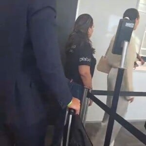 Luiza Brunet estava com cara de poucos amigos e reclamou do cadastro das imagens, afirmando que o processo parecia o sistema de aeroporto, diz colunista