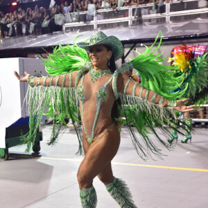 No Carnaval de SP, Viviane Araújo comentou que não pretende deixar o posto de Rainha das Rainhas