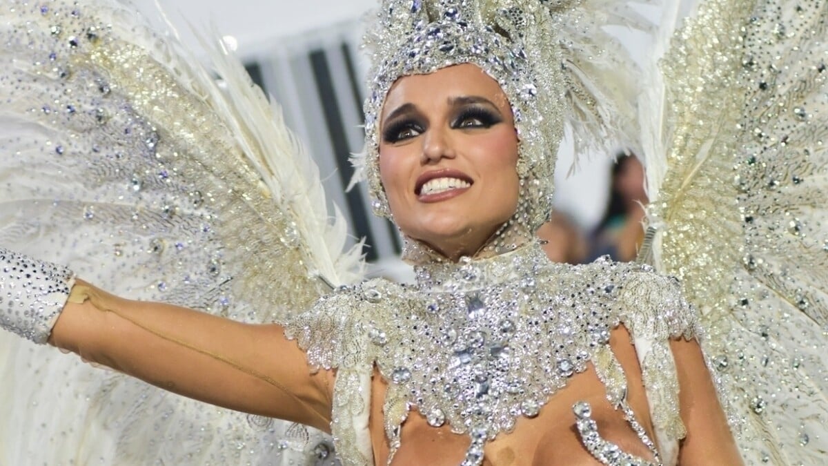 Maiô cavado, fantasia de 15kg, dica de Luiza Brunet e perrengue: Rafa  Kalimann estreia como musa no carnaval 2024 - Purepeople