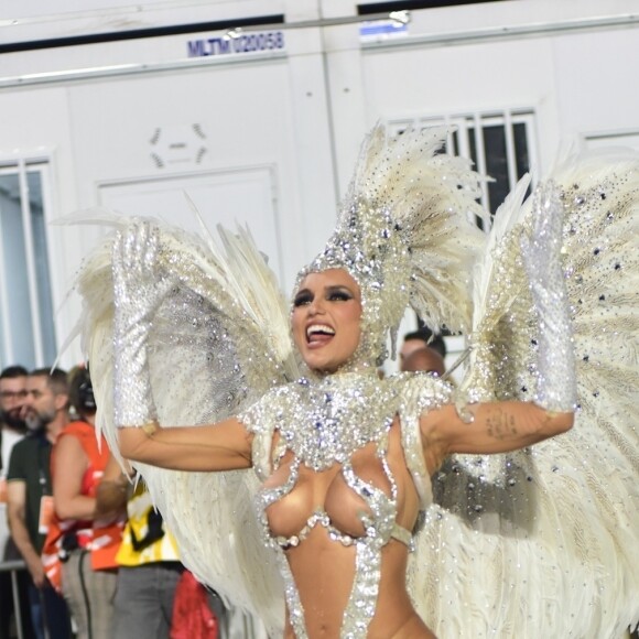 Carnaval 2024: Rafa Kalimann usou maiô cavado e fantasia de 15kg cheia de cristais no desfile da Imperatriz