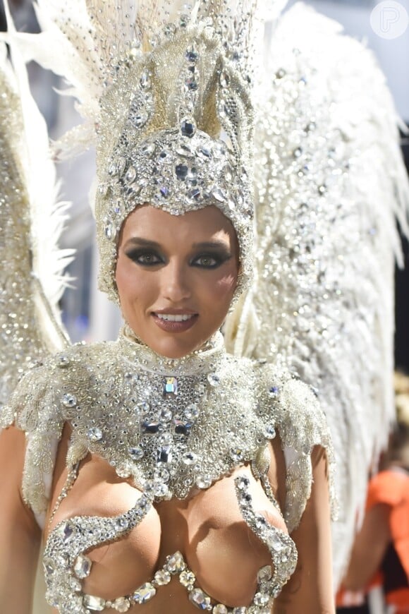 Carnaval 2024: Rafa Kalimann enfrentou perrengue com seu adereço de cabeça que ficou preso no desfile da Imperatriz