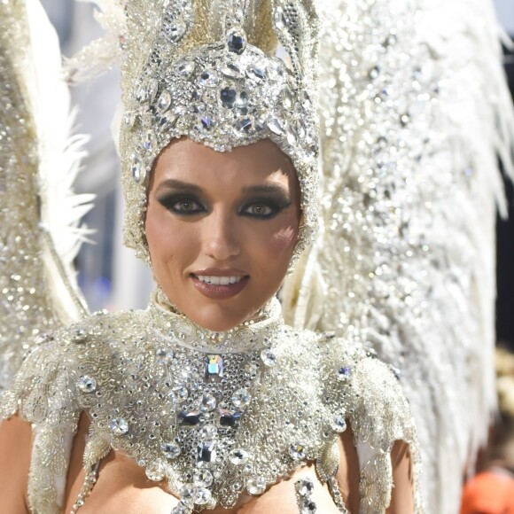 Carnaval 2024: Rafa Kalimann enfrentou perrengue com seu adereço de cabeça que ficou preso no desfile da Imperatriz
