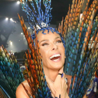 Adriane Galisteu destaca virilha em fantasia na Portela e vê 'pelo na perna' como legado no Carnaval: 'Apontavam como defeito'